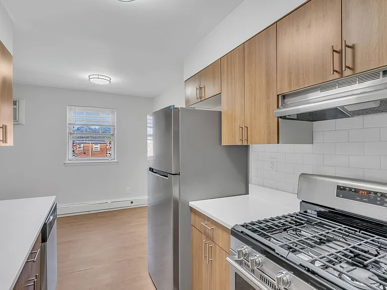 Lancaster Court Apartments — Photo 7