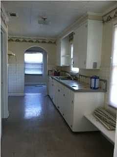 3rd image of 121 Vine St