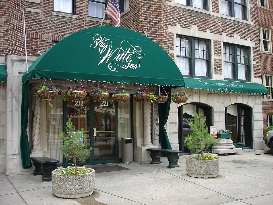 1st image of 211 N Oak Park Ave
