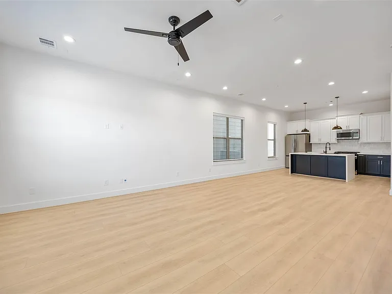 2528 Live Oak St — Photo 2