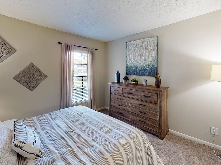 Laurel Oaks — Photo 12