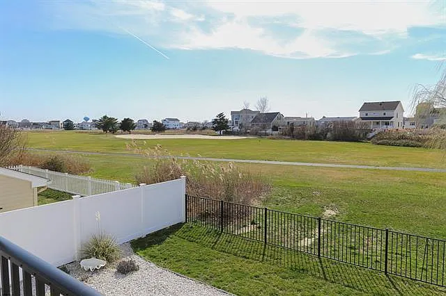 136 Lincoln Dr — Photo 15