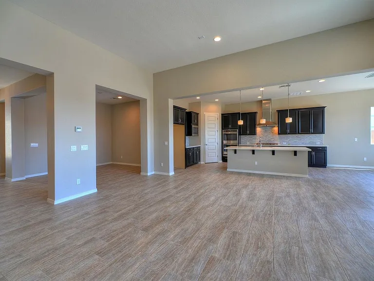 9409 W Daley Ln — Photo 2