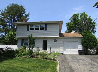12 7th Ave E, East Northport, NY 11731