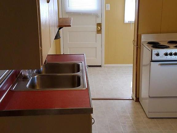 3rd image of 914 Saint James St