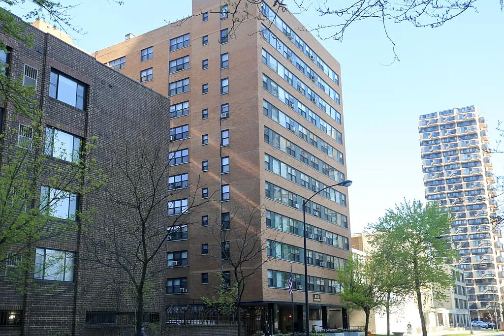Fabulous 2 Bed, 1 Bath at Sheridan + Glenlake (Edgewater) — Photo 1