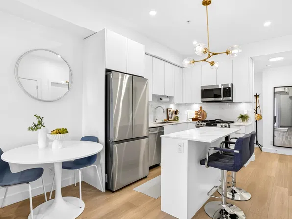 2331 Kelly Ave #203, Pt Coquitlam, BC V3C 0L1