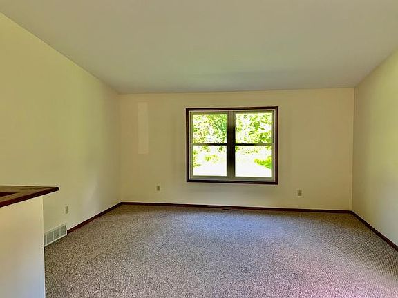 5th image of 624 Plainfield Ct