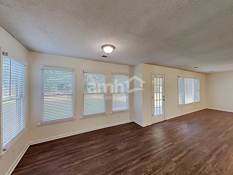 1121 Lauren Way NW — Photo 4