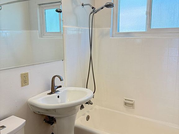 5th image of 616 17th St APT 4