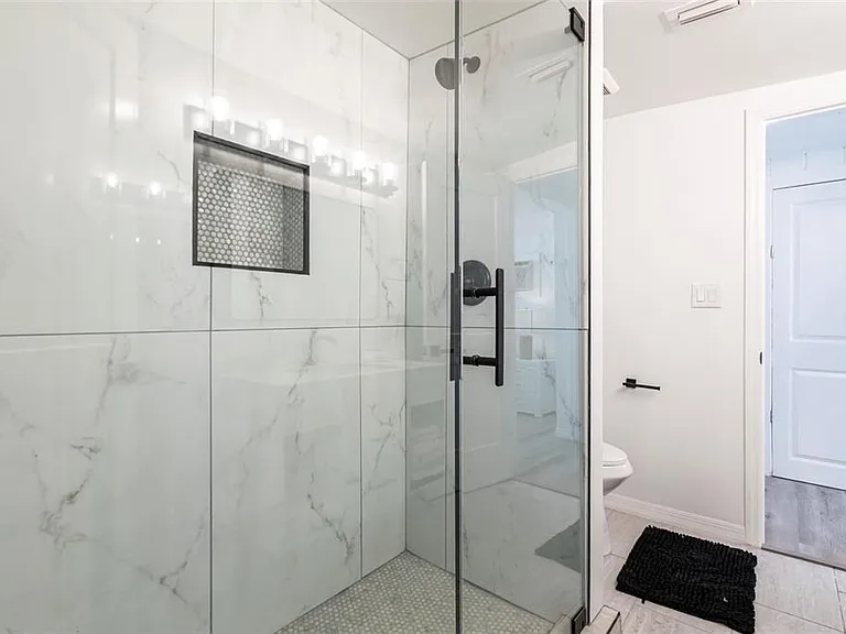 640 Broadway St — Photo 15