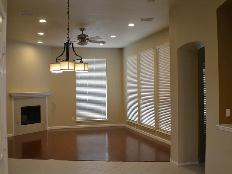 1013 Clear Creek Dr — Photo 2