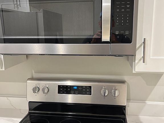 new microwave and electrc stove