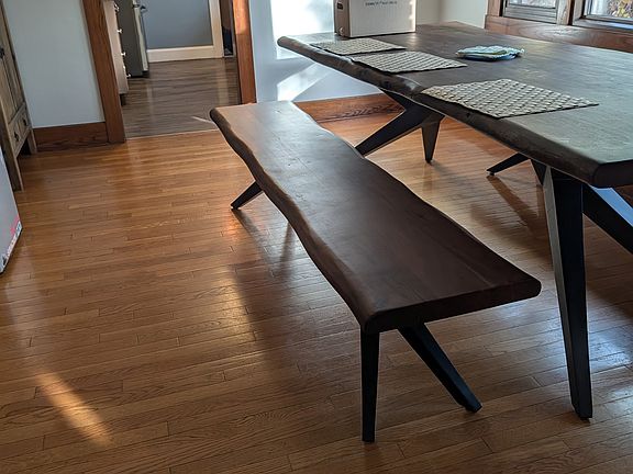 Dining room has great table