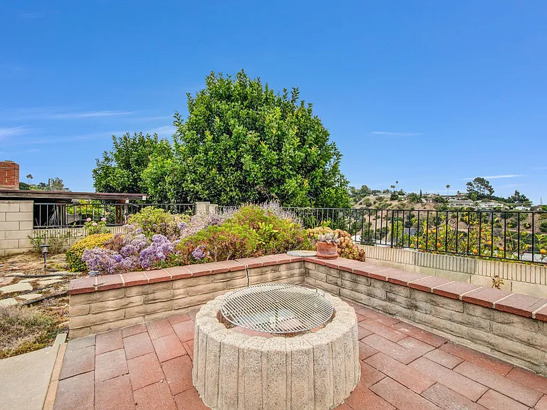 816 Granada Dr — Photo 5