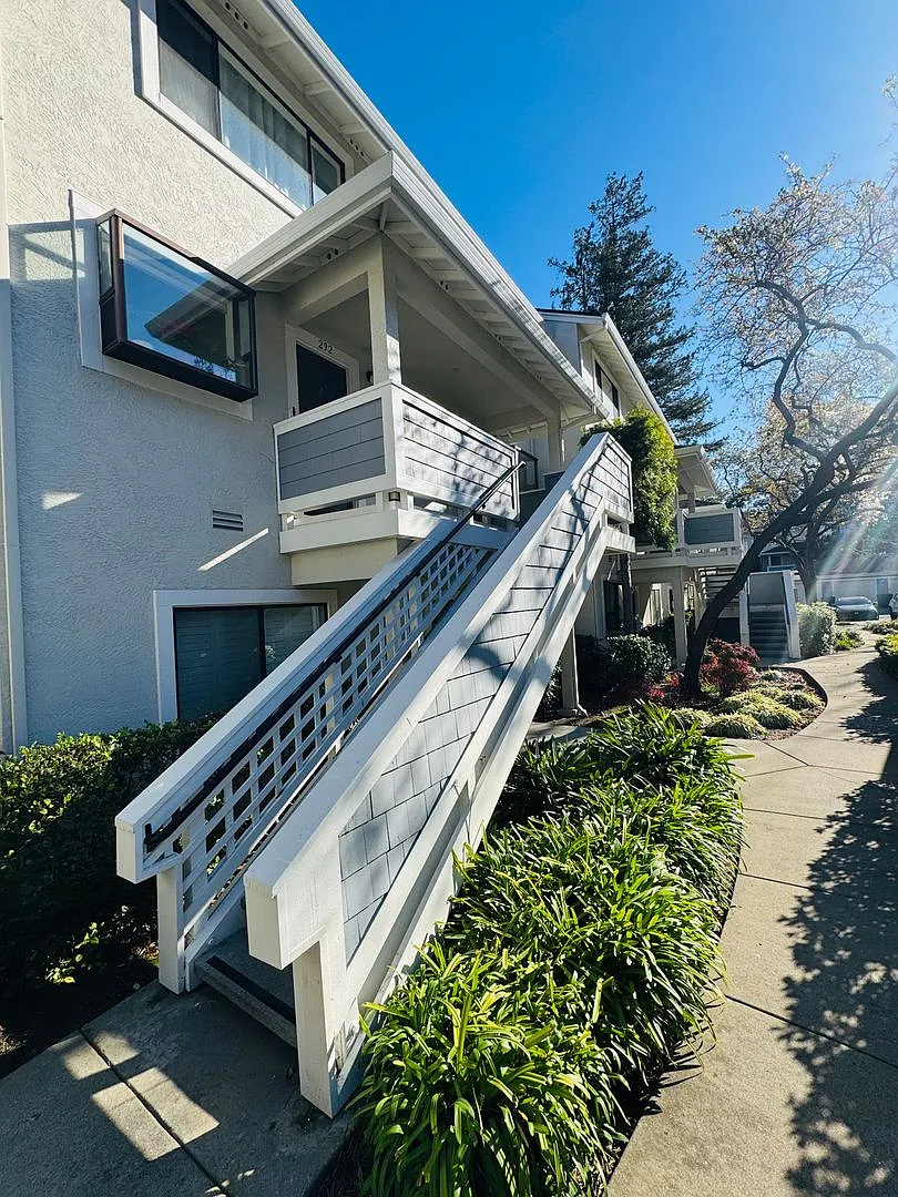Nice Upper Unit in the Desired Ashford Court is Available Now! — Photo 1