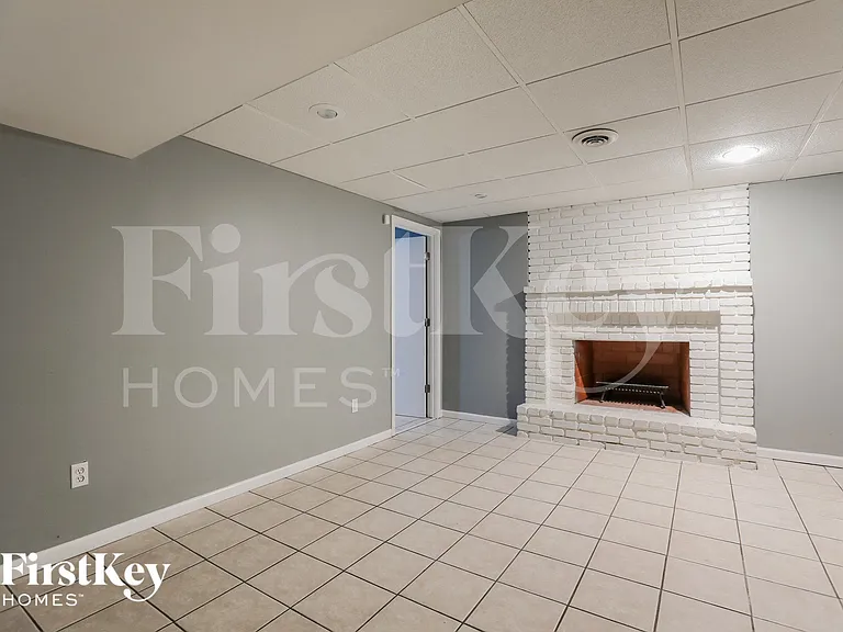 9000 N Grand Ave — Photo 7