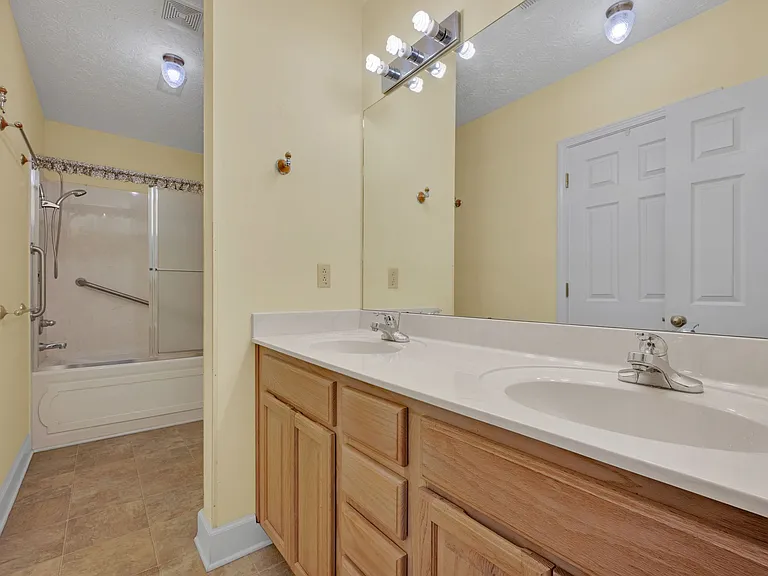 7506 Sleepy Hollow Rd — Photo 20