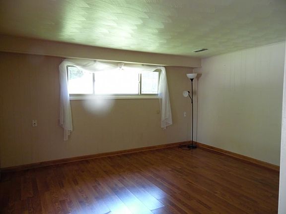 3rd image of 325 Morelock St