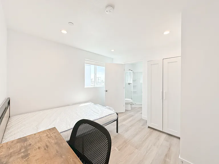 1363 W 35th St #9 — Photo 20