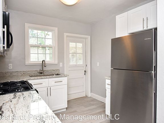 4th image of 306 NE 10th St APT 1