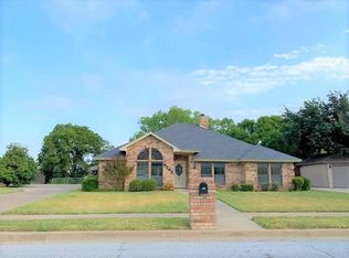 9708 Ravensway Dr, Benbrook, TX 76126