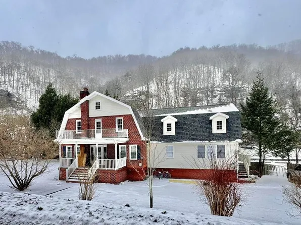 1597-1597 Walnut St, Grundy, VA 24614