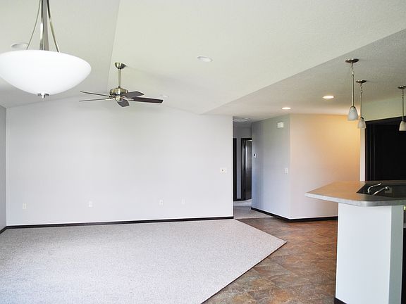 5th image of 810 Lakeview Dr