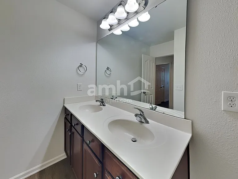 1882 Woodstone Dr — Photo 13