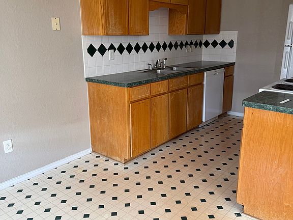 3rd image of 1306 Dugger Cir
