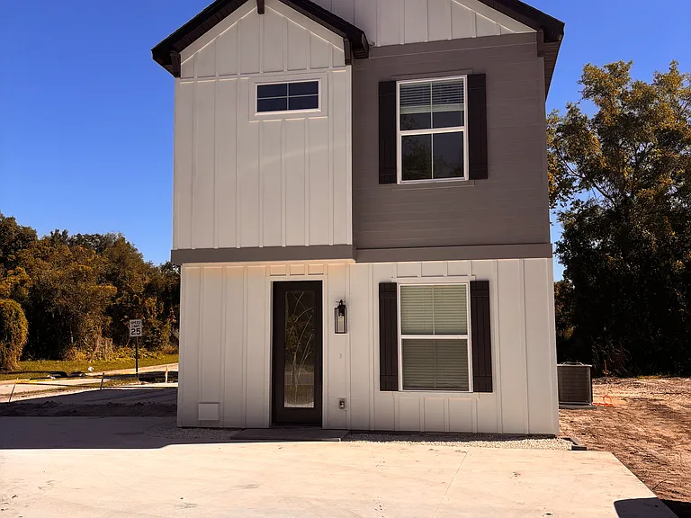 330 Geneva Dr — Photo 1