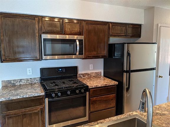 4th image of 404 Cypress Ln