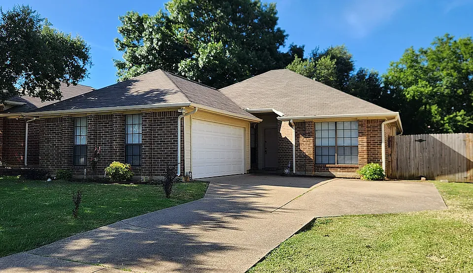 2204 Turf Club Dr