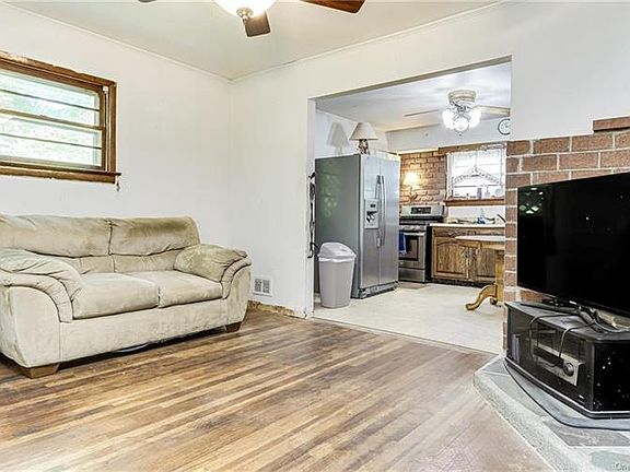4th image of 22 Boulder Ave