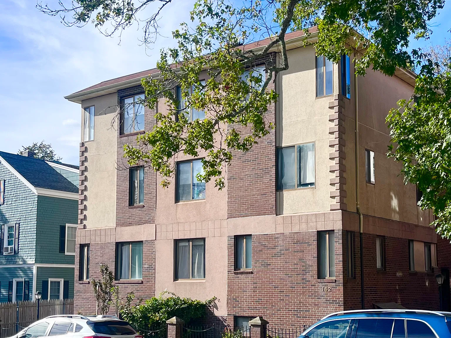 142 Van Zandt Ave — Photo 1