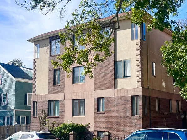 142 Van Zandt Ave, Newport, RI