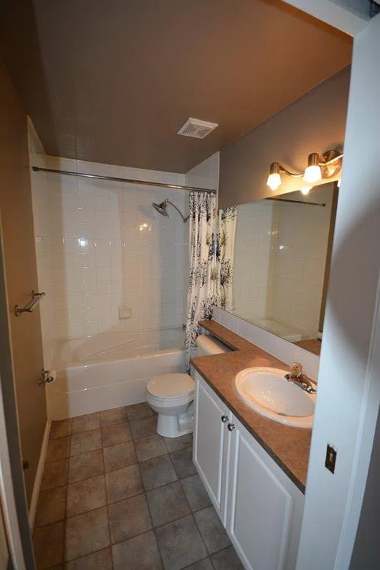 Building Photo - 320-635 4th Ave NE #320