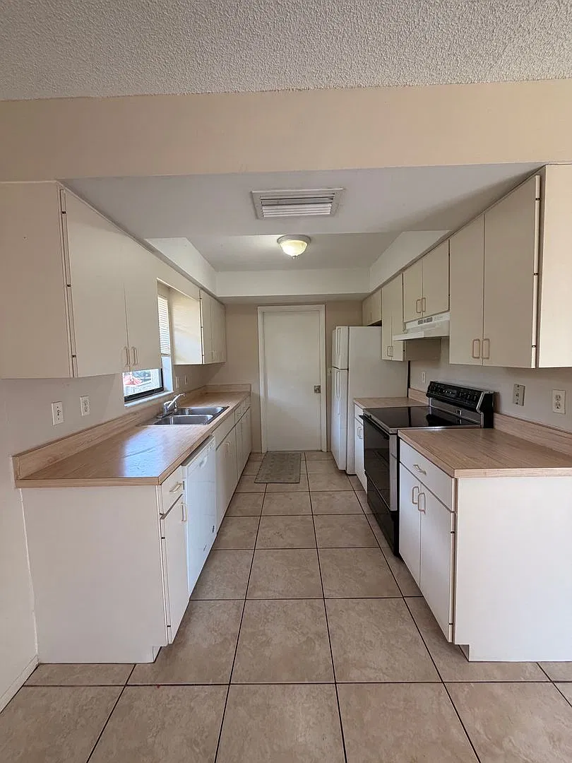 2/2 Bedroom house with 1 car garage and fenced yard. — Photo 4