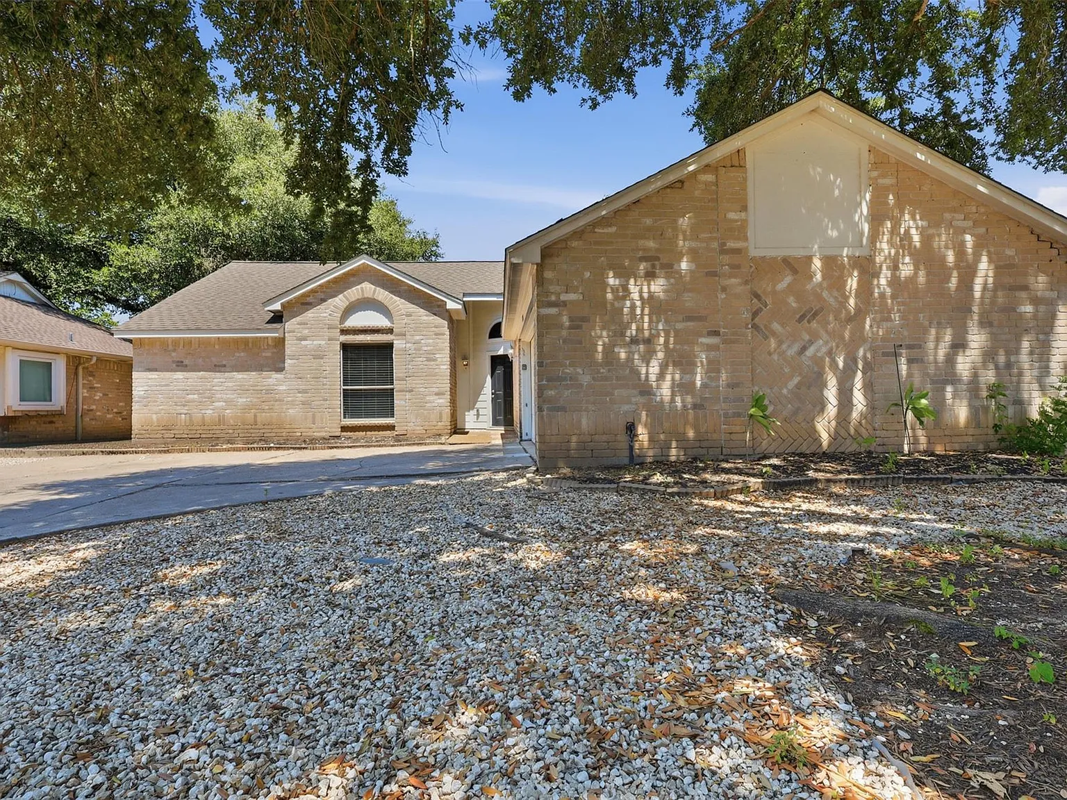 3 bed, 2.0 bath, 1845 sqft, $1,800 — Photo 1