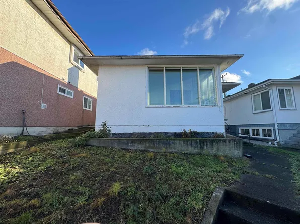 7654 Fraser St, Vancouver, BC V5X 3W8