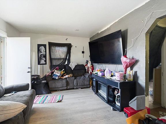 2nd image of 2820 Fruitridge Rd