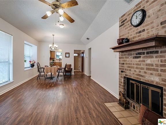 3rd image of 921 Sundance St