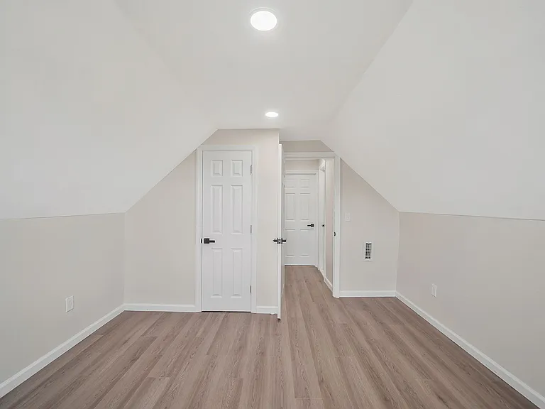 2 Spencer St — Photo 2