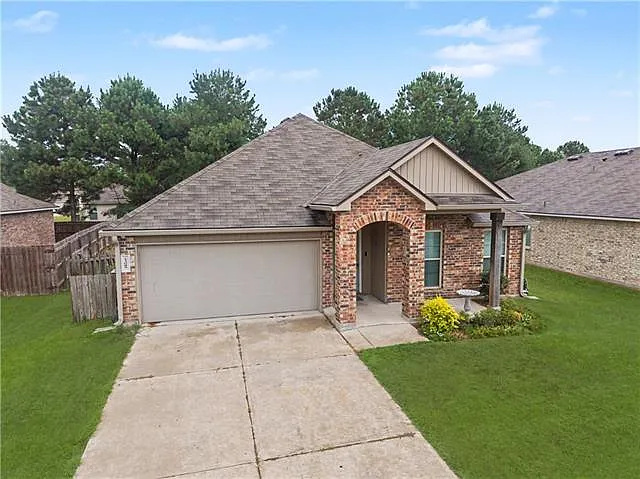 4 bed, 2.0 bath, 1562 sqft, $1,900 — Photo 2
