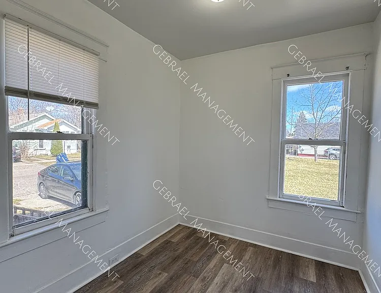 726 E York Ave — Photo 10