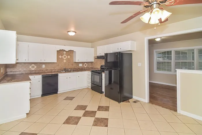 1803 Canterbury Cir NW — Photo 8