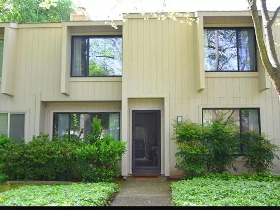 Font door with living room on left, master suite top left, bedrooms on right top and bottom. Greenbelt behind.