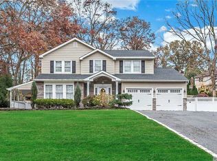 16 Harding St, Smithtown, NY 11787