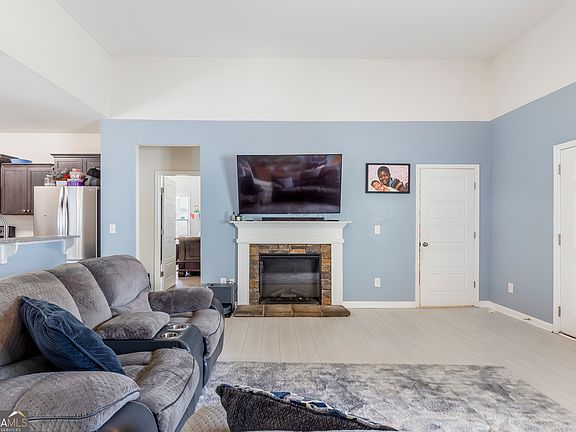 5th image of 370 Springwater Way