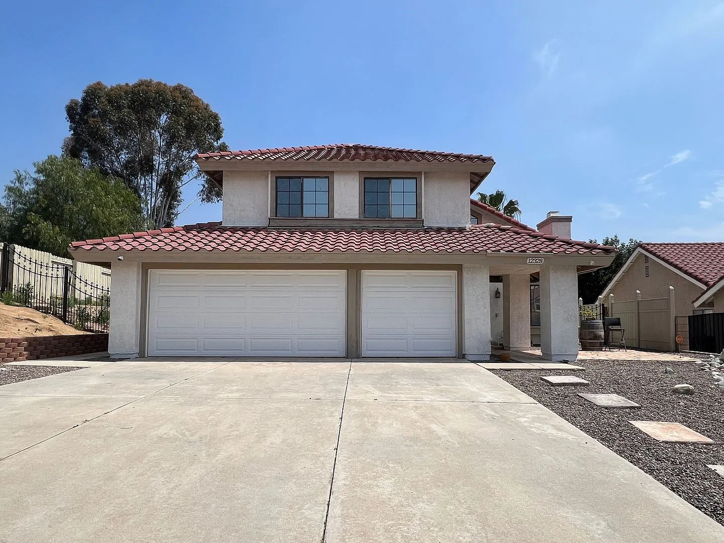 Beautiful 4 Bedroom Pool Home — Photo 1